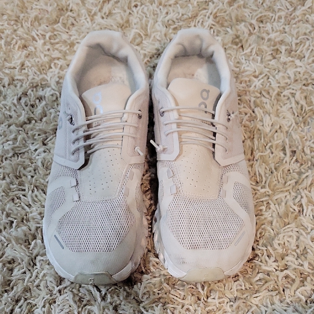 On Cloud running shoe